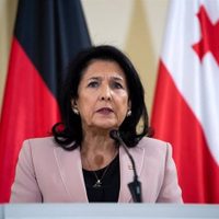 Presidenta de Georgia anuncia que seguirá en el cargo tras declarar ilegítimo el proceso de sucesión