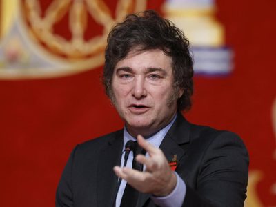 Medallas y reconocimientos para Javier Milei a pesar de las tensiones en su gira europea