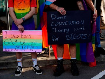 Comisión Europea busca prohibir la "terapia de conversión" para personas LGTBQ+