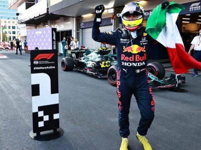 Checo Pérez se corona en la locura de Azerbaiyán y hace sonar el himno de México