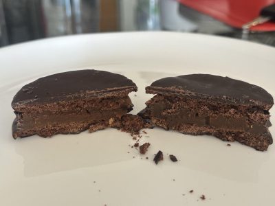 Alfajor de chocolate proteico: preparatelo con solo un huevo, una cucharada de cacao en polvo y estos ingredientes