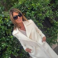 Teresa Calandra lleva con todo el glamour los dos accesorios clave para abrigarte con estilo este invierno