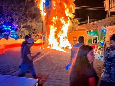 Habitantes prenden fuego a árbol navideño y toman la alcaldía de Jonacatepec, Morelos