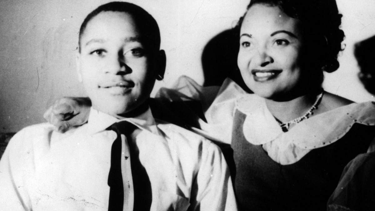 Esta foto de Emmett Till, de 14 años, con su madre en su casa de Chicago fue tomada poco antes de su viaje para visitar a su familia en Mississippi, donde fue asesinado