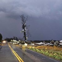Inmensa tormenta provoca tornados e incendios en EU; hay al menos 17 muertos
