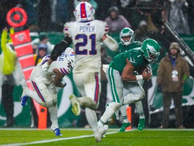 Hurts corre para el touchdown ganador en la prórroga; Eagles vencen a Allen y los Bills, 37-34