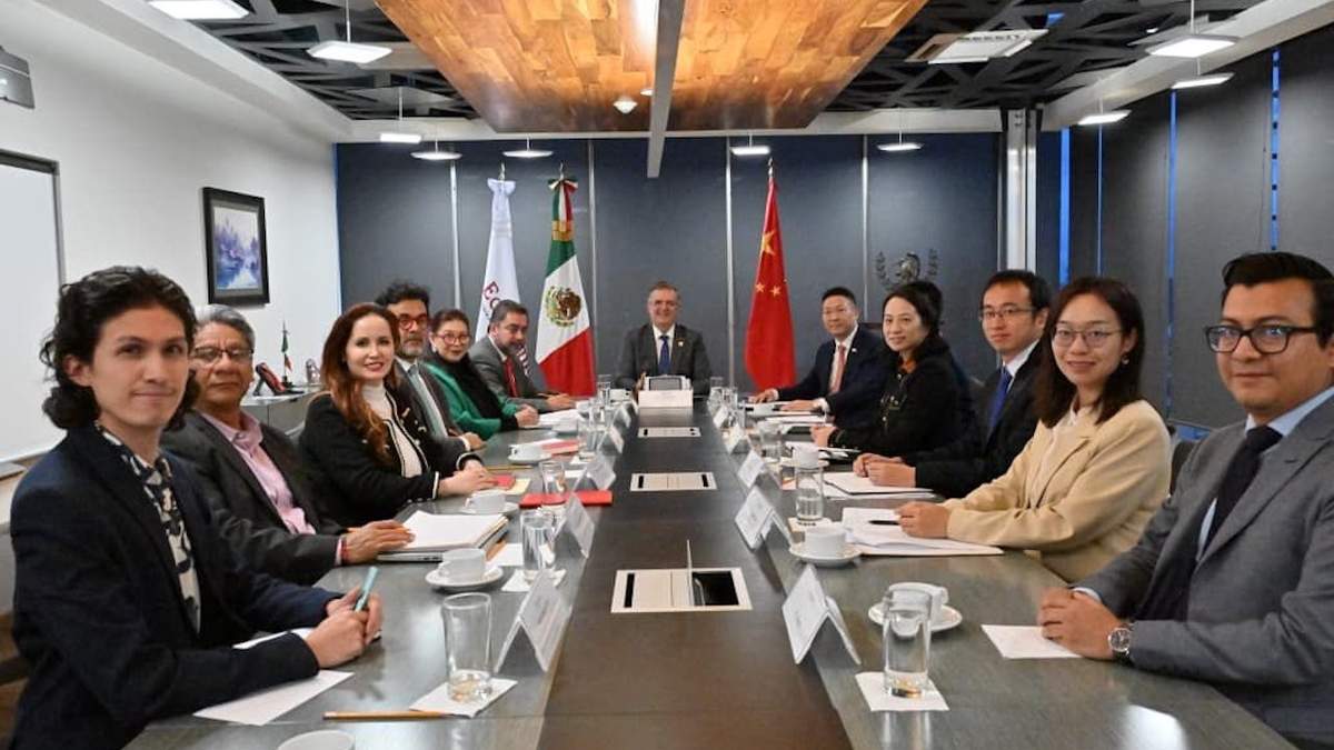 La reunión del secretario de Economía con el embajador y su equipo