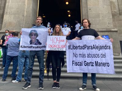 Familia de Alejandra Cuevas y Laura Morán piden proceso en libertad tras filtración de Gertz Manero