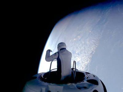 El multimillonario Jared Isaacman realiza la primera caminata espacial privada de SpaceX