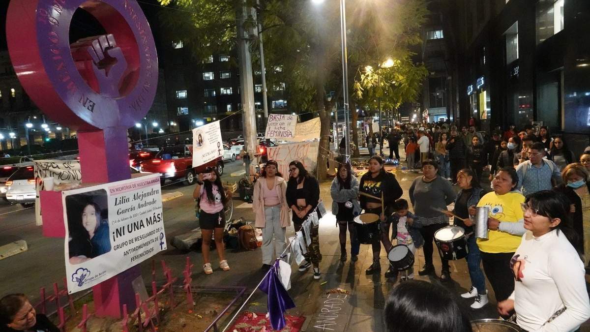 Protesta en la Antimonumenta