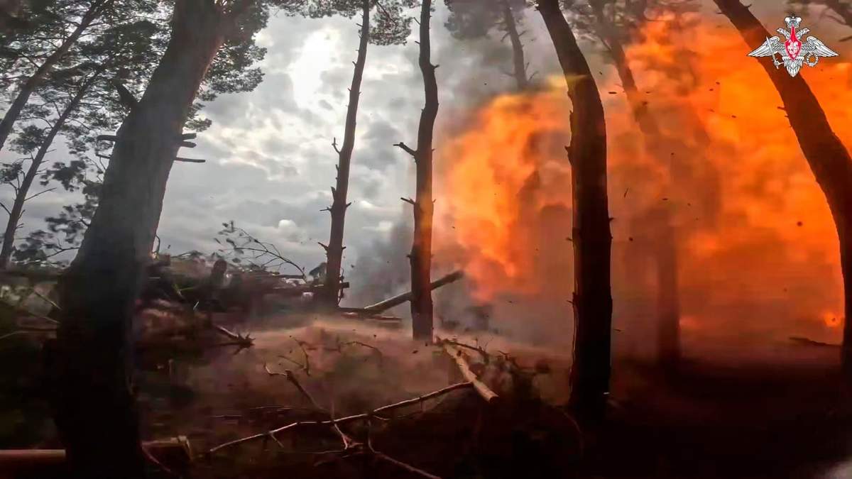 En esta imagen tomada de un video distribuido por el servicio de prensa del Ministerio ruso de Defensa el domingo 27 de abril de 2025