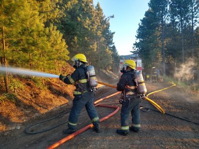 Bomberos controlaron el incendio de un obrador dentro del Chapelco Golf Club