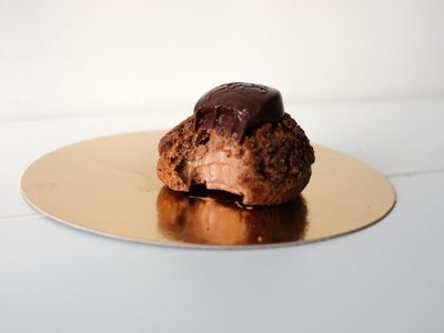 Bombitas craqueladas de chocolate: llevá a otro nivel el postre del finde con esta receta increíble y bien gourmet