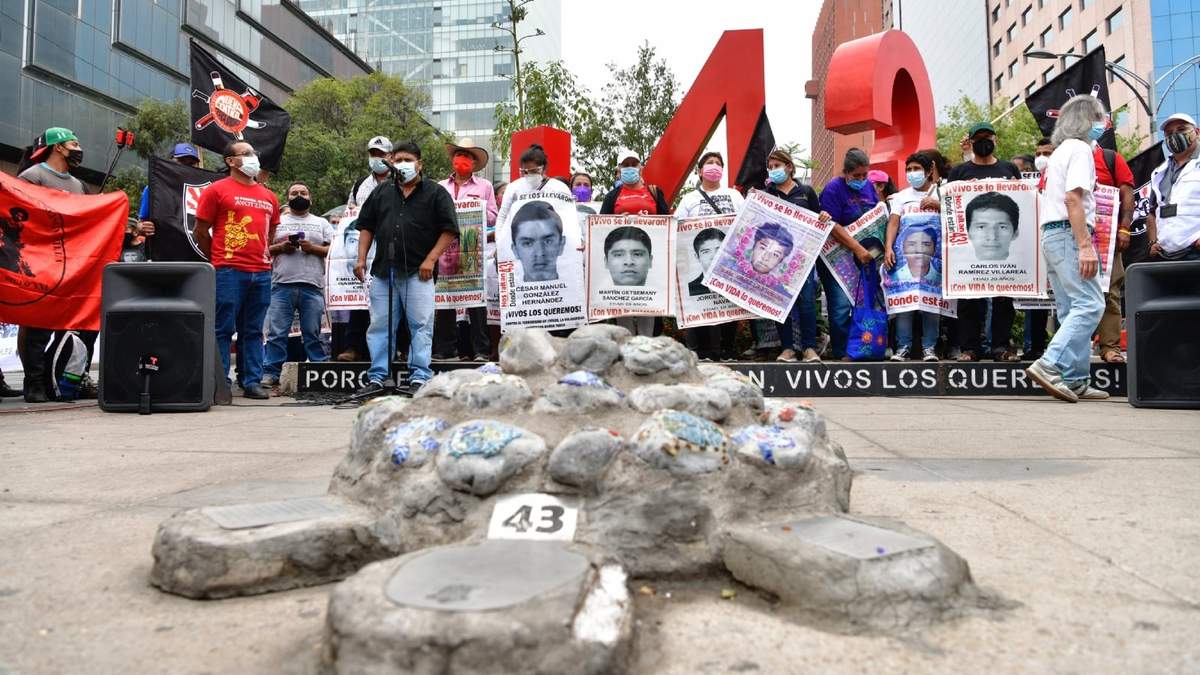 Manifestación en el antimonumento de los 43 normalistas desaparecidos.
