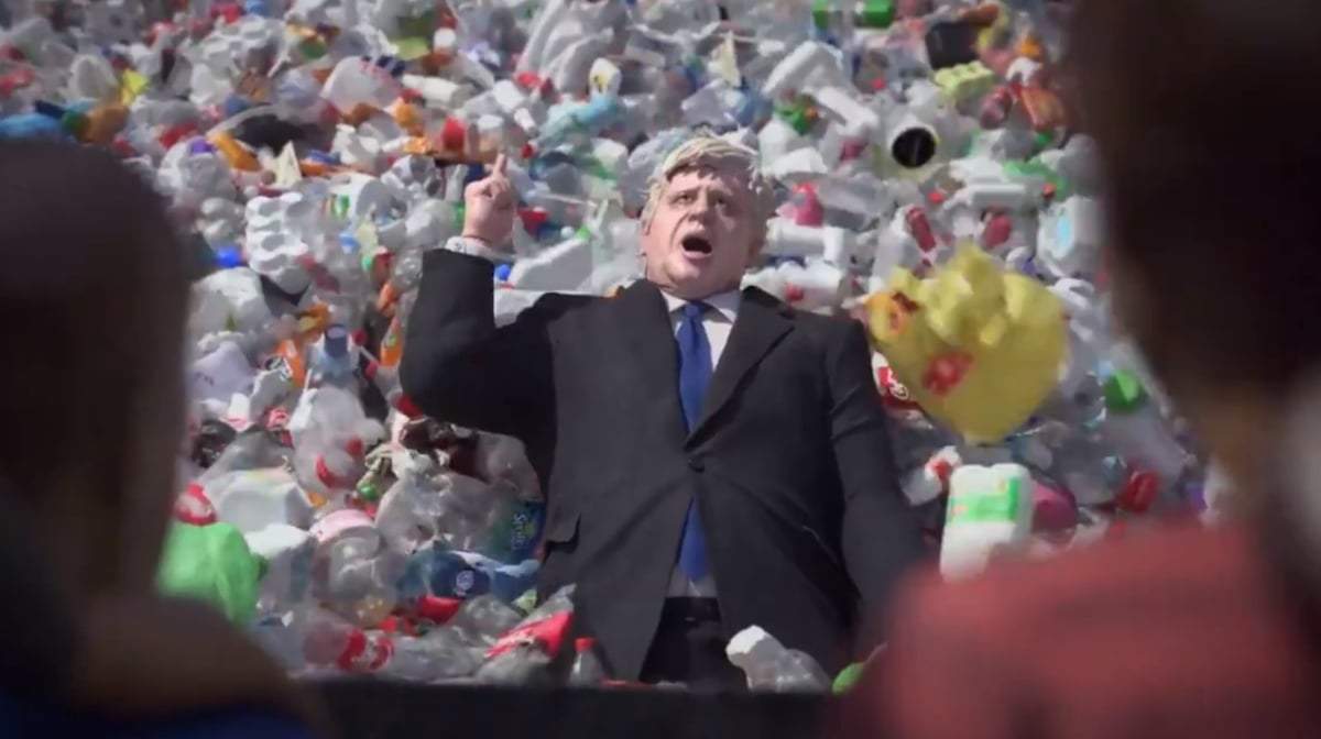 Un video de Greenpeace muestra al primer ministro de Reino Unido, Boris Johnson, entre residuos plásticos