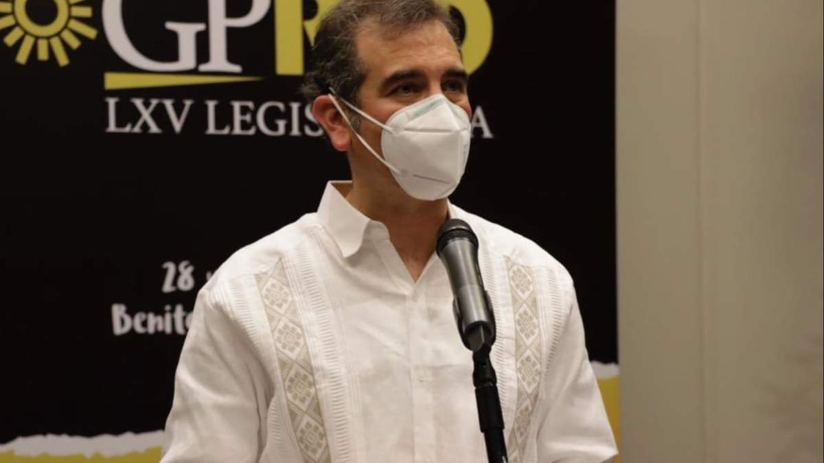 Lorenzo Córdova en la reunión plenaria del PRD