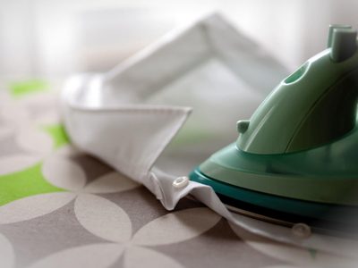 Si se te quemó la ropa con la plancha, no desesperes: volvé a dejarla como nueva con un truco sencillo