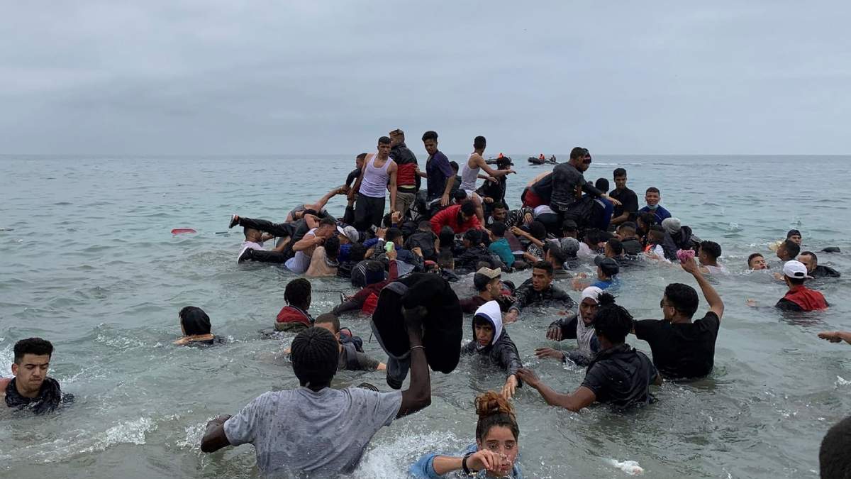 Migrantes llegan nadando hasta las costas de Ceuta, en España. Fuente: (Twitter)