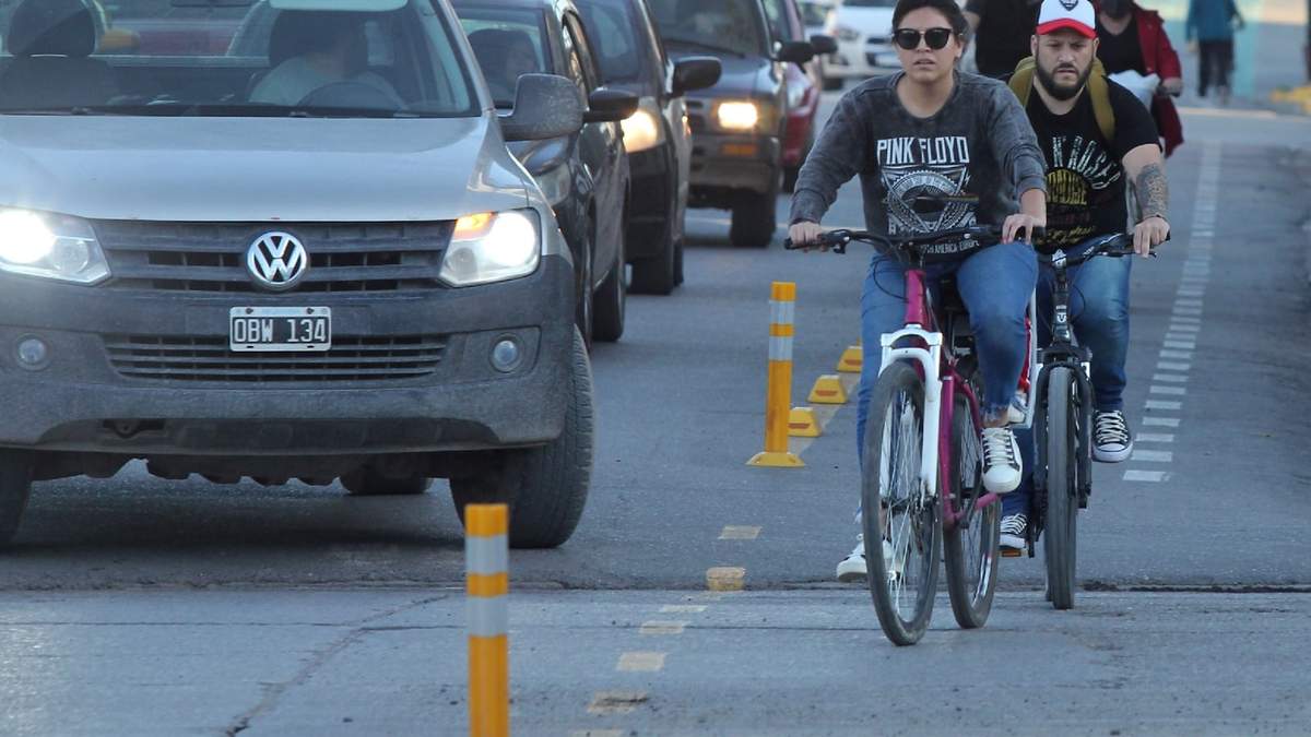 Ciudadanos en bicicletas. Fuente: (Twitter)