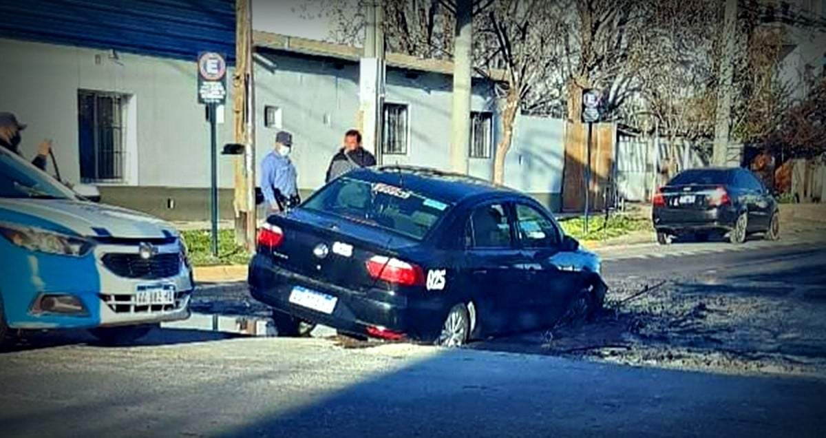 Un nuevo cráter atrapa a un auto. Fuente: (Twitter)