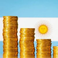 Una calificadora asegura que Argentina va por buen camino y mejoró la nota económica del país