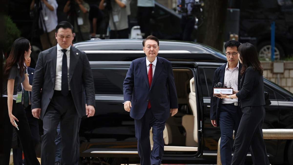Yoon Suk Yeol, en el centro, en imagen de julio de 2025