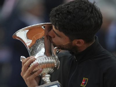 Alcaraz vence a Sinner y gana el Abierto de Italia