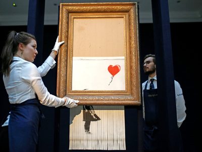 La autodestruida obra de Banksy, niña con globo rojo, volverá a ser subastada
