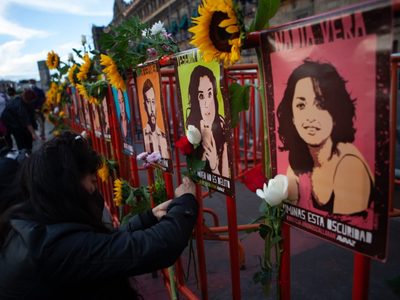Familiares y amigos de las víctimas del caso Narvarte protestaron frente a Palacio Nacional