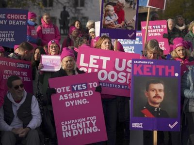 ¿Qué contempla la ley sobre muerte asistida aprobada en el Parlamento británico?