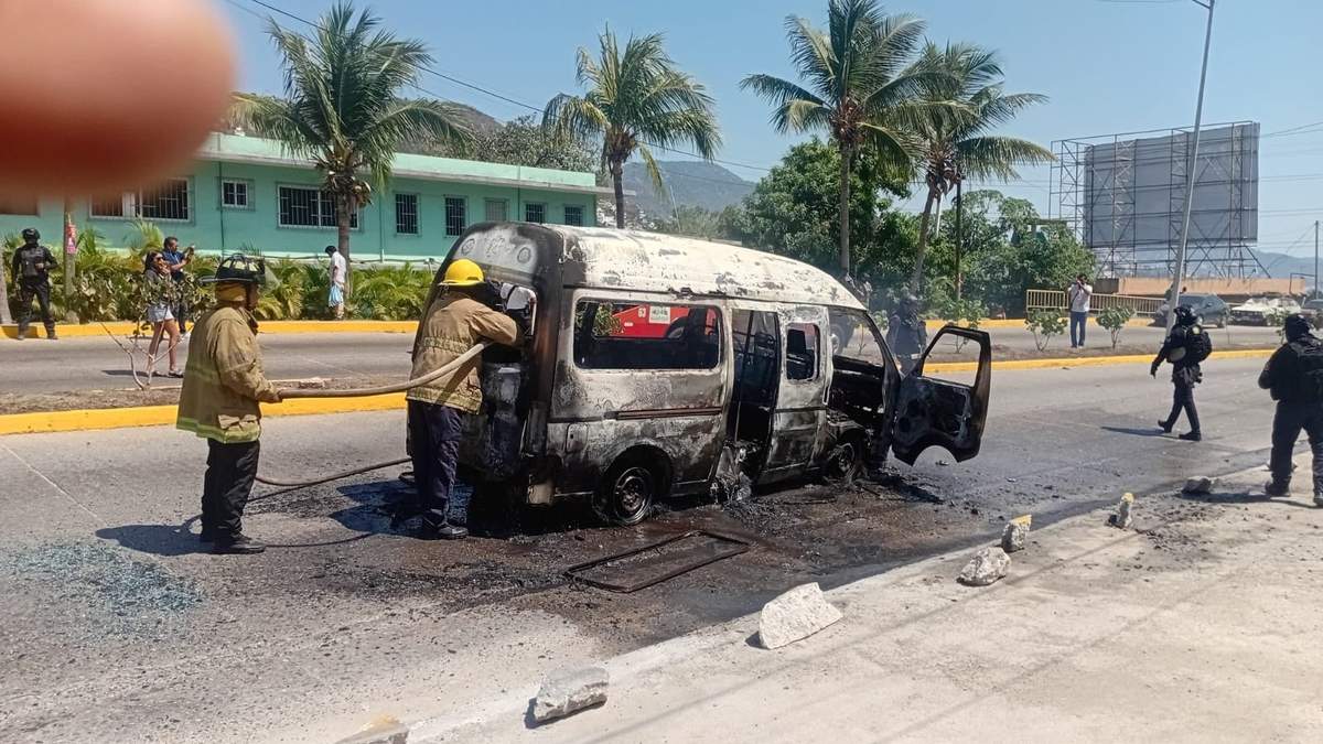 Unidad calcinada en Acapulco