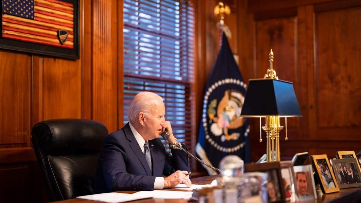 Joe Biden durante su conversación telefónica con Vladimir Putin