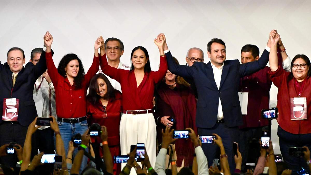 Alfonso Durazo, Luisa María Alcalde, Ariadna Montiel, Andrés Manuel López Beltrán y Citlalli Hernández, en el Congreso de Morena del domingo