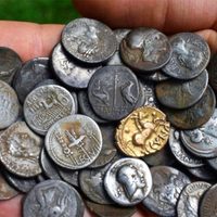 El sueño del pibe: un fan de Indiana Jones halló cientos de monedas de oro romanas en el Reino Unido