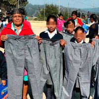Acusan 'burla” de Moreno Valle por entregar uniformes 'gigantes” a niños indígenas
