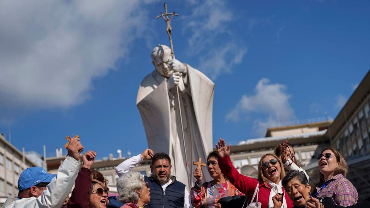 Peregrinos de México afuera de la Policlínica Agostino Gemelli de Roma, donde está el papa Francisco