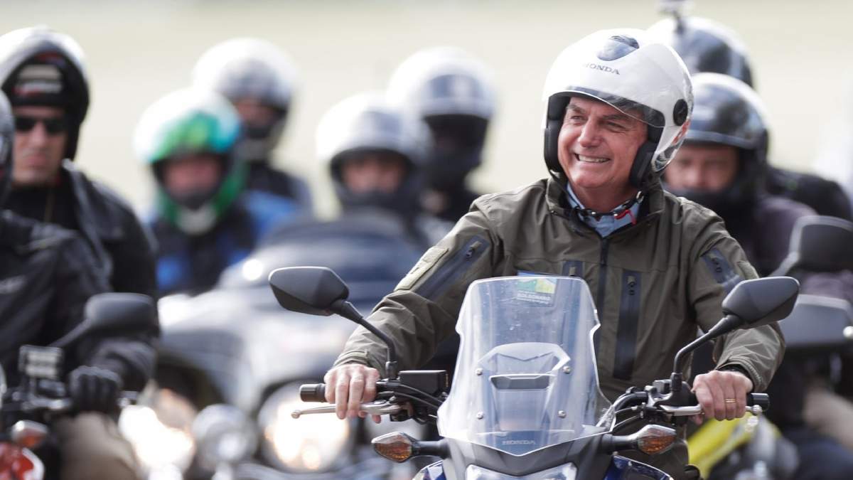 El presidente de Brasil, Jair Bolsonaro, sobre una motocicleta en Sao Paulo. Fuente: (Twitter)
