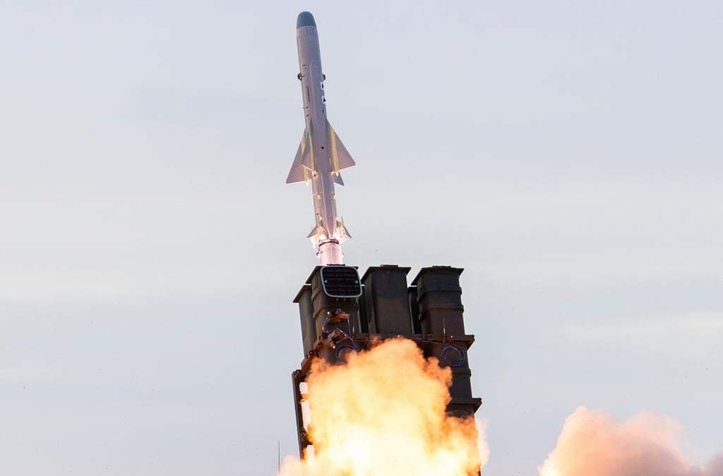ARCHIVO - En esta foto proporcionada por el Departamento de Defensa de Australia, un misil japonés Tipo 12 superficie a buque es lanzado por la Segunda Brigada de Artillería de la Fuerza Terrestre de Autodefensa de Japón en el Campo de Armas de Beecroft, cerca de Jervis Bay, Australia, el martes 22 de julio de 2025, como parte de Talisman Sabre, un ejercicio conjunto bienal que involucra a 19 naciones y 35 mil militares
