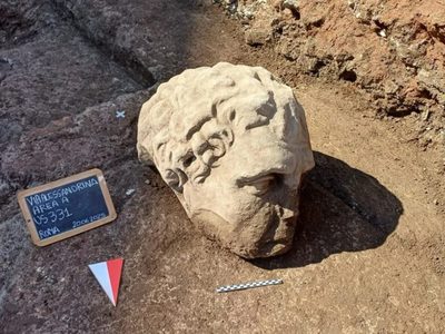 Encontraron una "colosal" cabeza de mármol en Roma