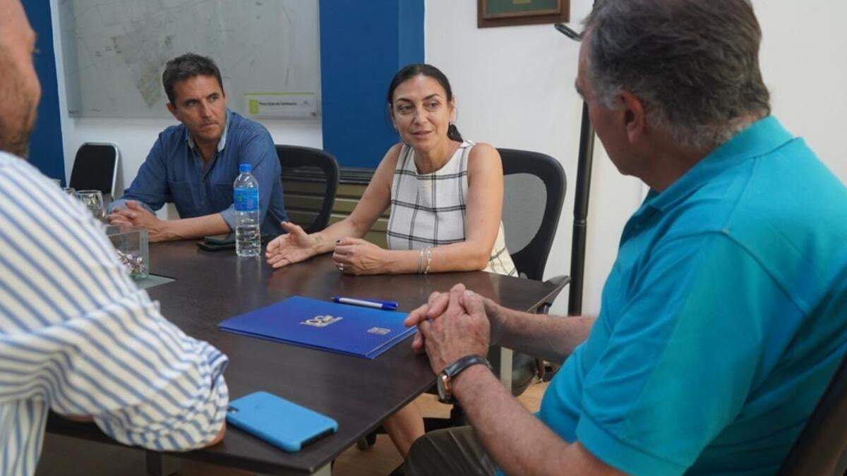 La ministra de Salud, Andrea Peve, y el intendente, Javier Bertoldi, firmaron un contrato de comodato para la construcción y funcionamiento del depósito. Fuente: (Facebook)