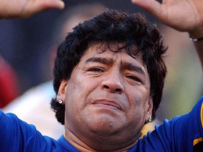 Tras 20 años de silencio, habló el médico que le salvó la vida a Maradona: “¡Se estaba muriendo!”