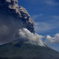 Gran erupción de un volcán en Indonesia: más de 2.700 evacuados