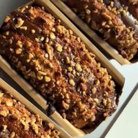 Budín mágico de duraznos y dulce de leche: con 4 ingredientes y en pocos minutos, una receta majestuosa que no falla