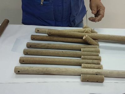 Nunca más tires los palos de escoba rotos: creá esta mesa para tu jardín con toda la onda