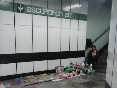 Morena llama a retirar a ambulantes del Metro en CDMX