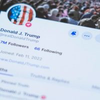 Red social de Trump debuta en el Nasdaq; sus acciones suben casi 50% al inicio