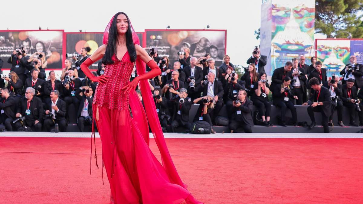 Mariacarla Boscono posa para los fotógrafos a su llegada a la ceremonia de apertura y al estreno de la película 'Comandante' en la Mostra