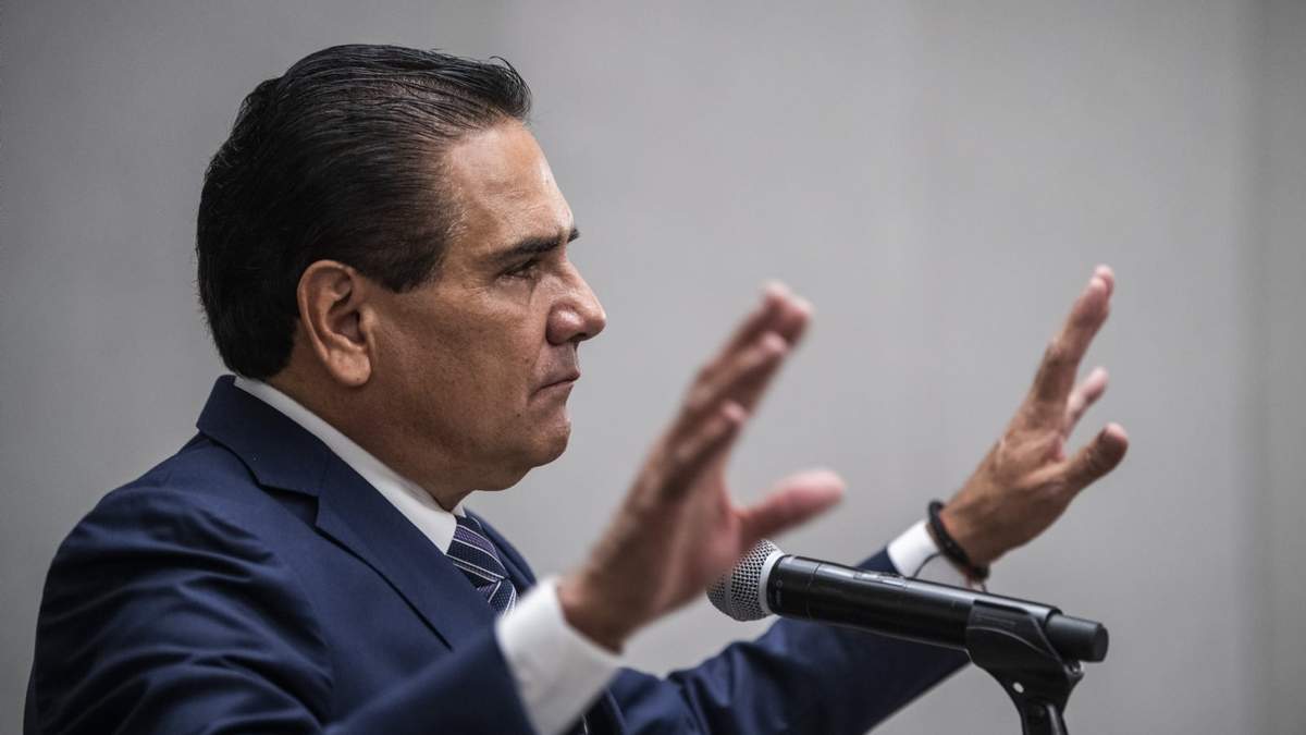 El exgobernador de Michoacán, Silvano Aureoles tiene en su contra una orden de captura por el desfalco de más de 3 mil millones de pesos en la entidad por la construcción de cuarteles de la policía local