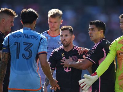 No lo podían parar: un rival desató toda la furia de Lionel Messi
