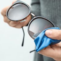 Sin gastar fortuna: prepará esta mezcla infalible para limpiar tus lentes y dejarlos brillantes sin dañarlos
